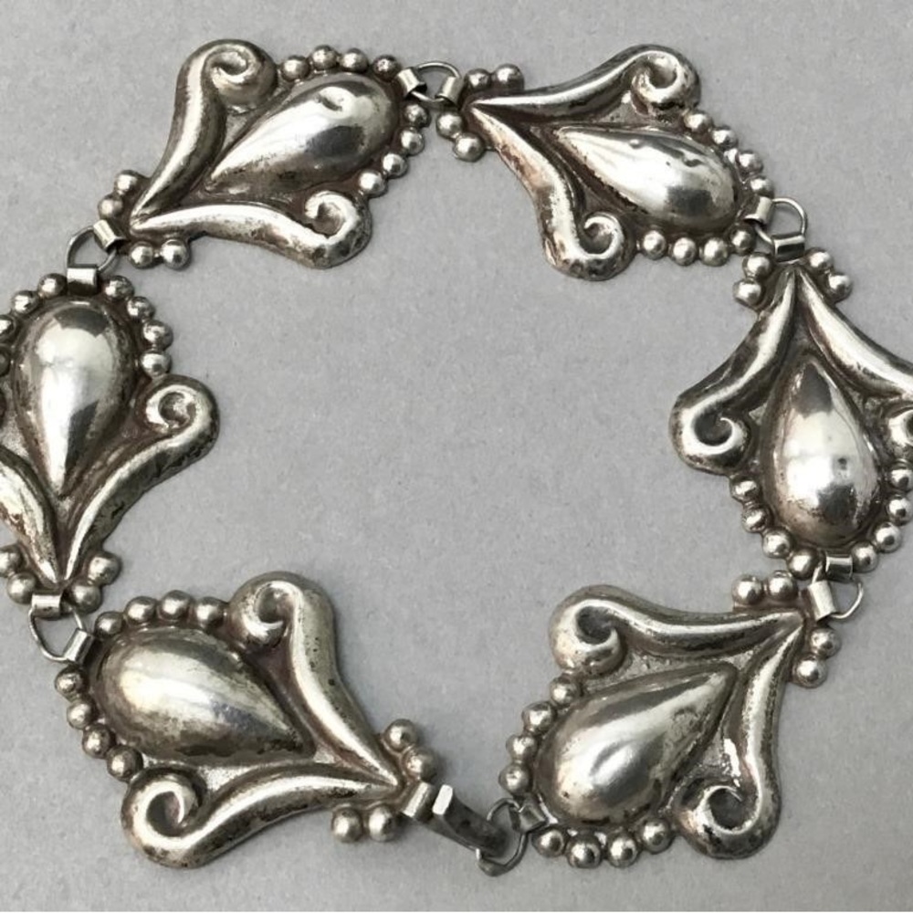 Vintage Sterling Silver Bracelet 7-7/8 Inches 6 Ornaments Charms 12 Grams Marked